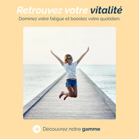 **Texte alternatif (alt text) en français :**  
Femme sautant de joie sur un ponton – Complément alimentaire énergie.